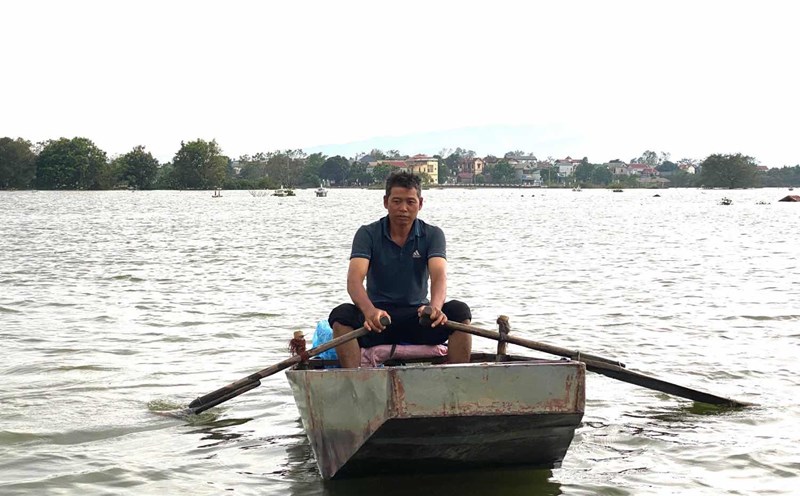 Mr. Nguyen Van Hoa (Quoc Oai, Hanoi) - the person who saved two young men in a car swept away by flood water. Photo: Duc Manh