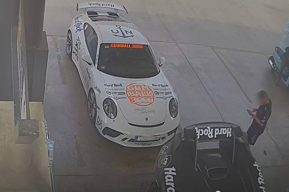 Các thành viên đoàn Gumball 3000 bị giữ lại ở Thái Lan vì nghi sử dụng tiền giả. Ảnh: Cắt từ video 