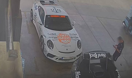Các thành viên đoàn Gumball 3000 bị giữ lại ở Thái Lan vì nghi sử dụng tiền giả. Ảnh: Cắt từ video
