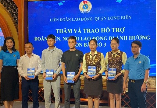 LĐLĐ quận Long Biên trao hỗ trợ cho đoàn viên, người lao động tại Công ty cổ phần đầu tư Long Biên. Ảnh: Đỗ Phượng