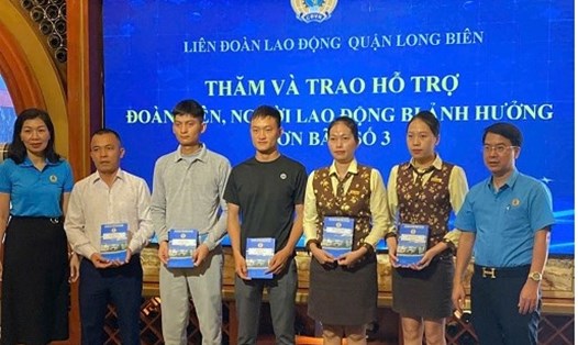 LĐLĐ quận Long Biên trao hỗ trợ cho đoàn viên, người lao động tại Công ty cổ phần đầu tư Long Biên. Ảnh: Đỗ Phượng