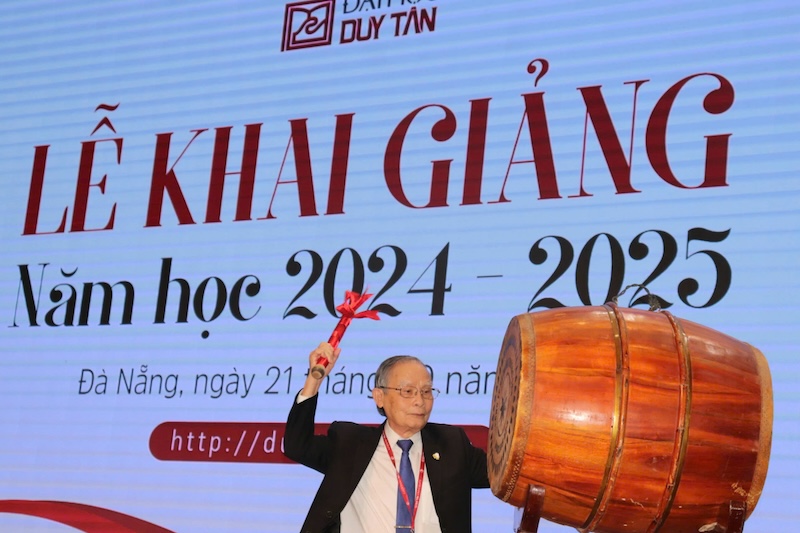 Đại học Duy Tân Đà Nẵng trao học bổng trị giá hơn 20 tỉ đồng cho sinh viên. Ảnh: Nguyễn Linh