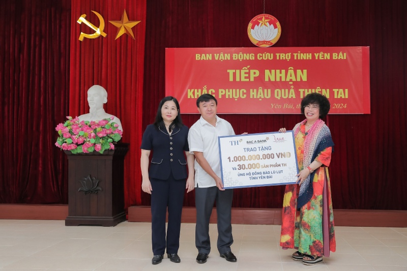 TH Group founder - Labor Hero Thai Huong came to Yen Bai to present essential gifts and support people to overcome the consequences of natural disasters.