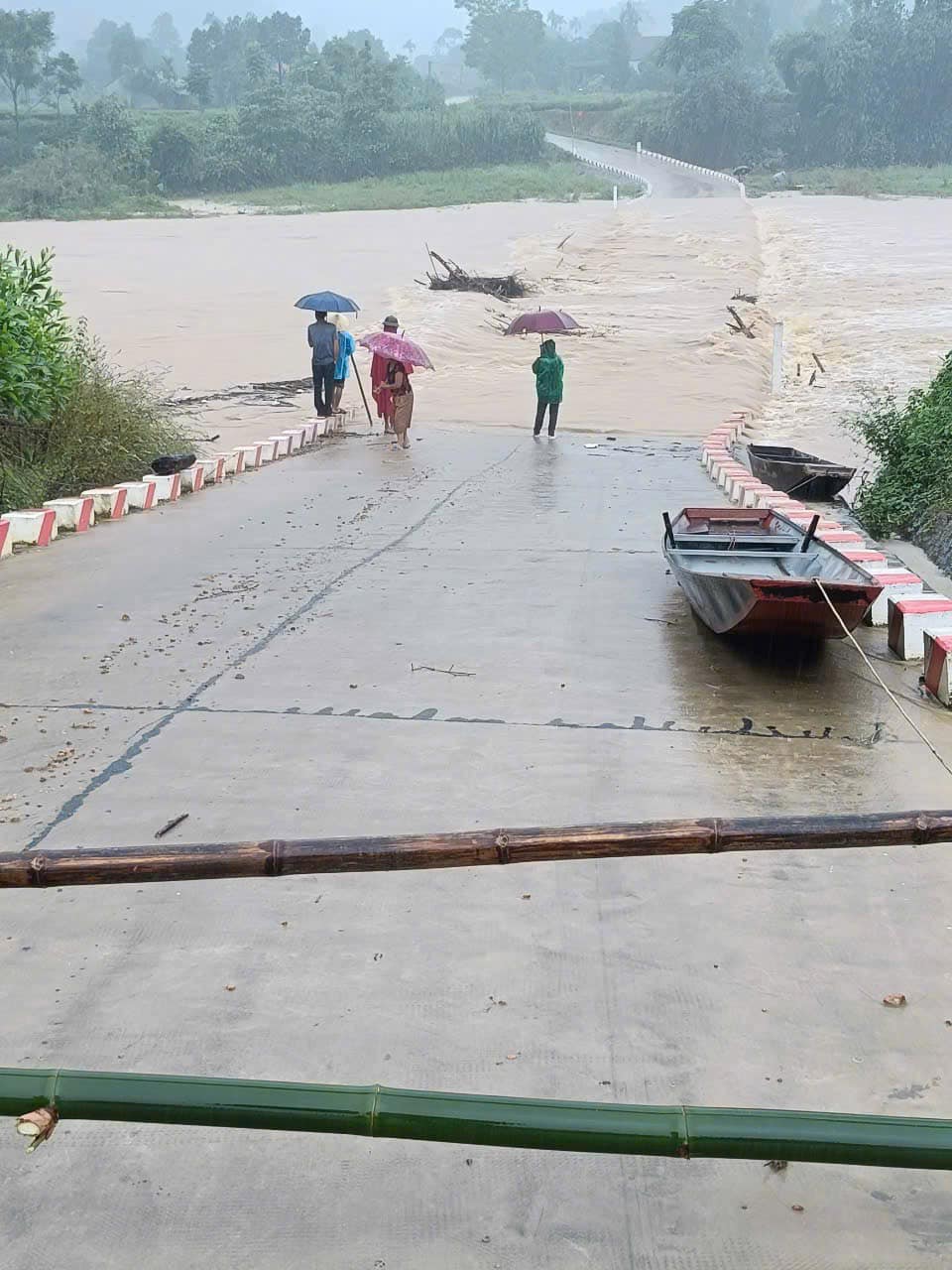 Cau tran o huyen Thanh Chuong ngap, khong the luu thong. Anh: Hai Dang