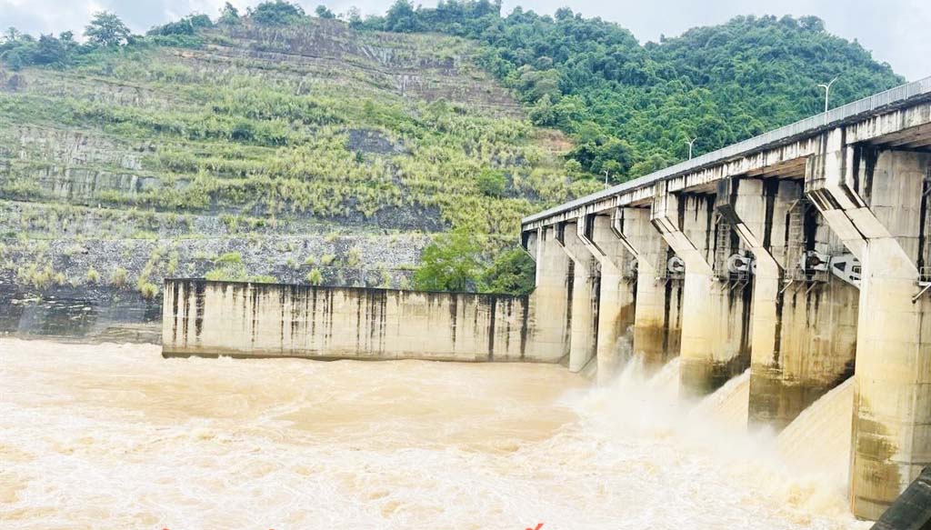 Mưa lớn, Thủy điện Khe Bố (huyện Tương Dương, Nghệ An) dự kiến xả với lưu lượng từ khoảng 2.000 m3/s đến 2.800 m3/s từ đêm 20.9. Ảnh: Hải Đăng