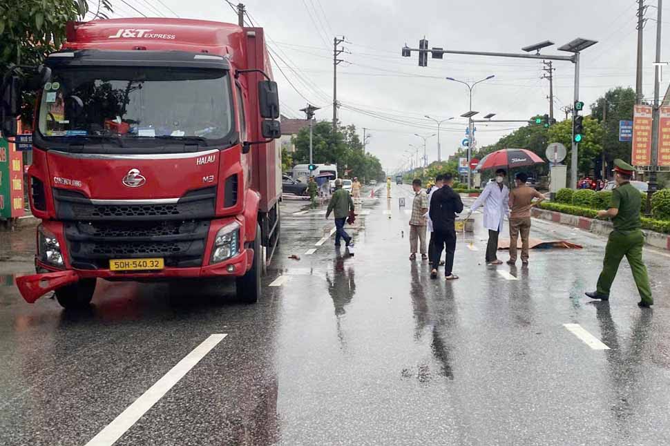 The scene of the accident that killed two motorcyclists. Photo: Hong Linh.
