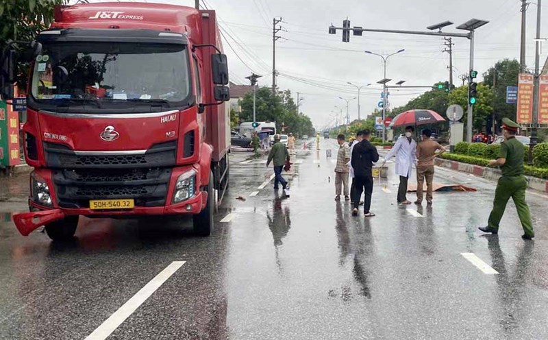 Hiện trường vụ tai nạn khiến 2 người đi xe máy tử vong. Ảnh: Hồng Lĩnh.