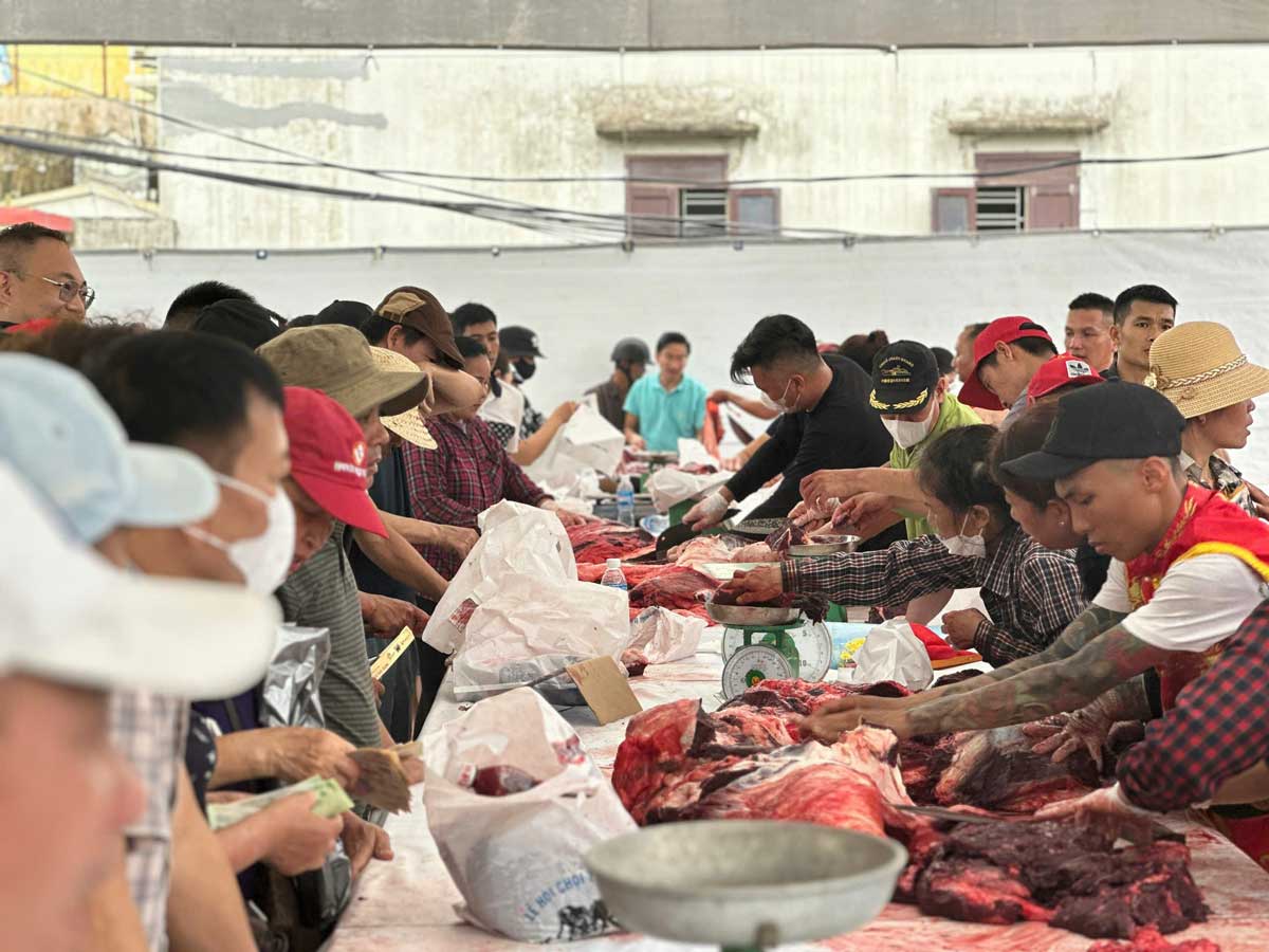 Khu vuc ban thit trau duoc Ban to chuc bo tri ngay ben ngoai san dau. Anh: Mai Dung