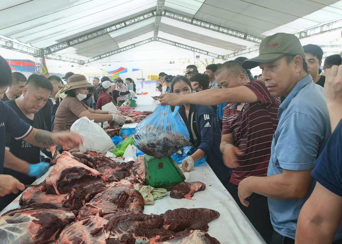 Người dân chen nhau để mua thịt trâu chọi Đồ Sơn (Hải Phòng). Ảnh: Mai Dung
