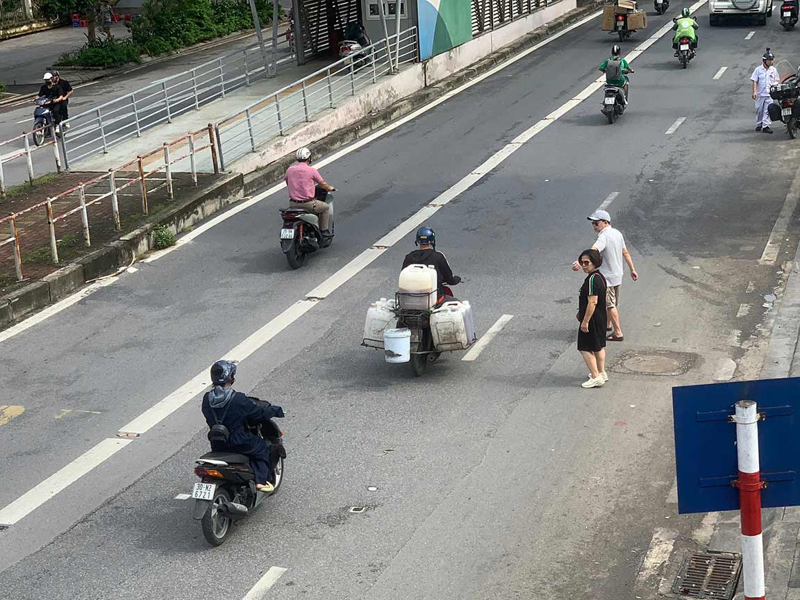 Người dân liều mình băng qua đường để tiết kiệm thời gian. Ảnh: Nhật Minh