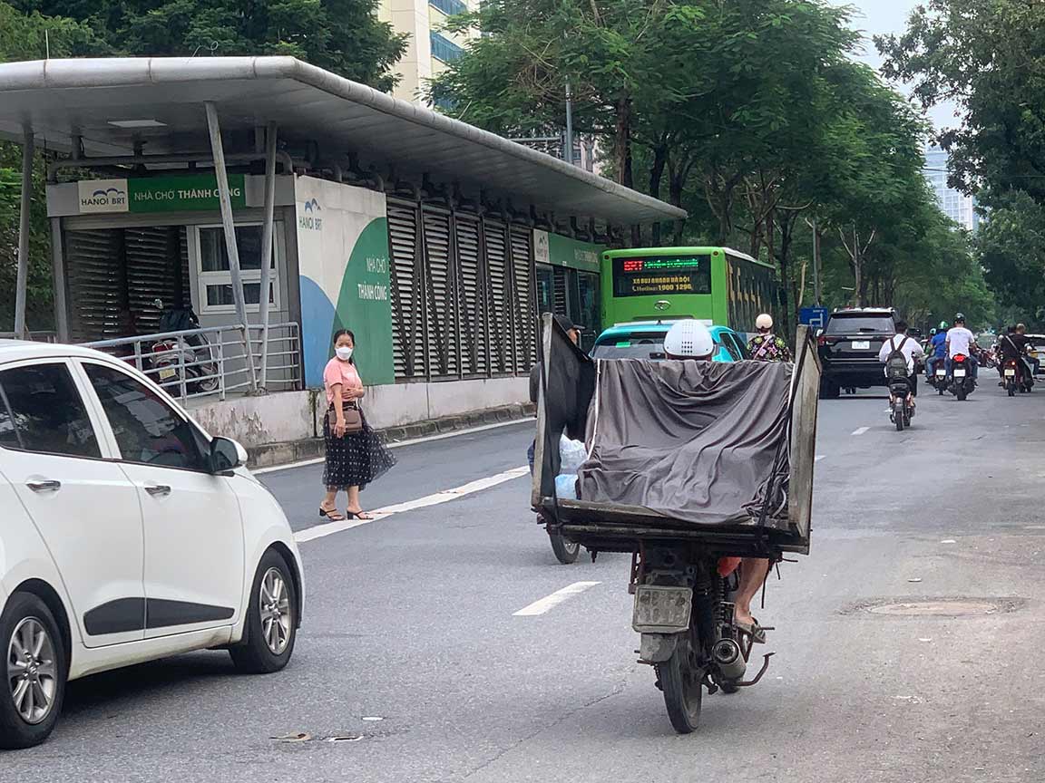 Trên đường Láng Hạ (Hà Nội), một người dân băng qua đường giữa hàng xe đông đúc thay vì sử dụng cầu vượt bộ hành gần đó. Ảnh: Nhật Minh