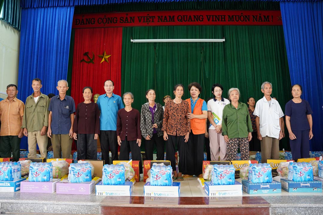 Quỹ XHTT Tấm lòng Vàng trao quà người dân vùng lũ Bắc Giang. Ảnh: Vũ Linh.