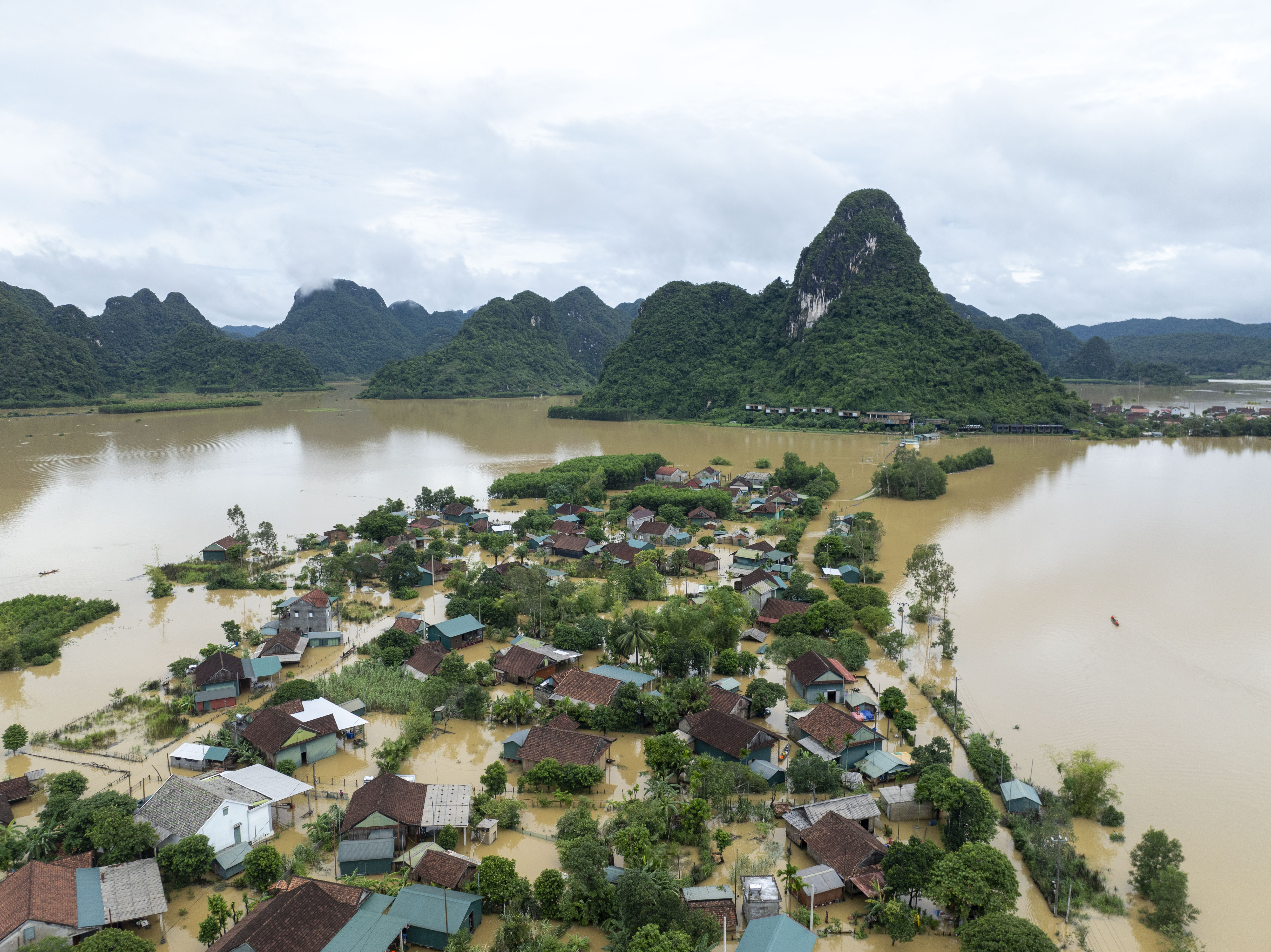 Làng du lịch Tân Hóa ở xã Tân Hóa, huyện Minh Hóa, tỉnh Quảng Bình từng được Tổ chức Du lịch Thế giới (UNWTO) vinh danh là làng du lịch tốt nhất thế giới vào tháng 10.2023. Cơn bão số 4 đổ bộ vào tuần này đã làm nhiều nơi ngập lụt. Trong đó có làng Tân Hóa, tuy nhiên nơi này người dân không còn cảnh chạy lũ mà đa số sống thích ứng với biến đổi khí hậu, trang bị nhà phao tránh lũ để đảm bảo an toàn người và tài sản.