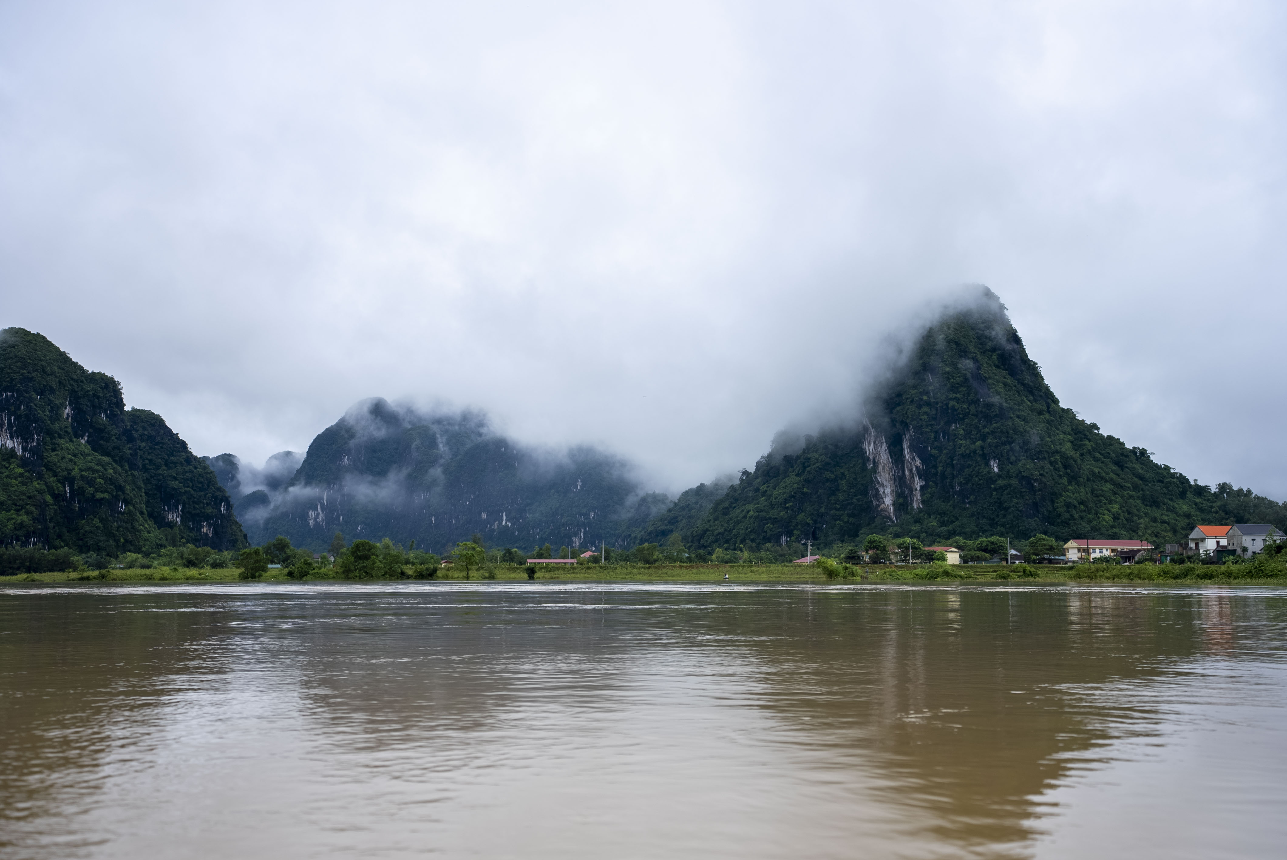 Phong cảnh thiên nhiên hùng vỹ và thơ mộng của làng Tân Hóa mùa lũ lụt.