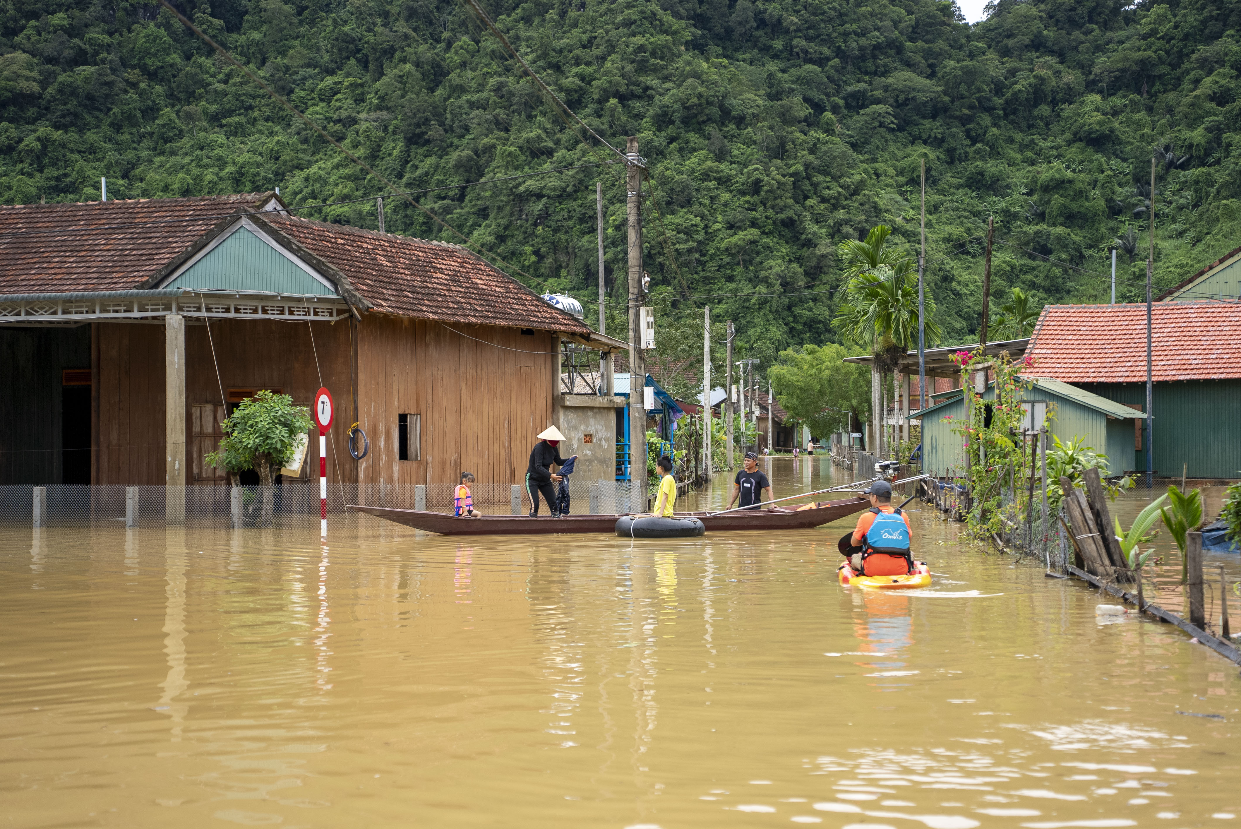 Nguoi dan di chuyen bang do, phao. Den Tan Hoa, du khach se thay ke ca vao mua mua lu, cuoc song van giu duoc net binh yen, sinh hoat cua nguoi dan dien ra binh thuong.