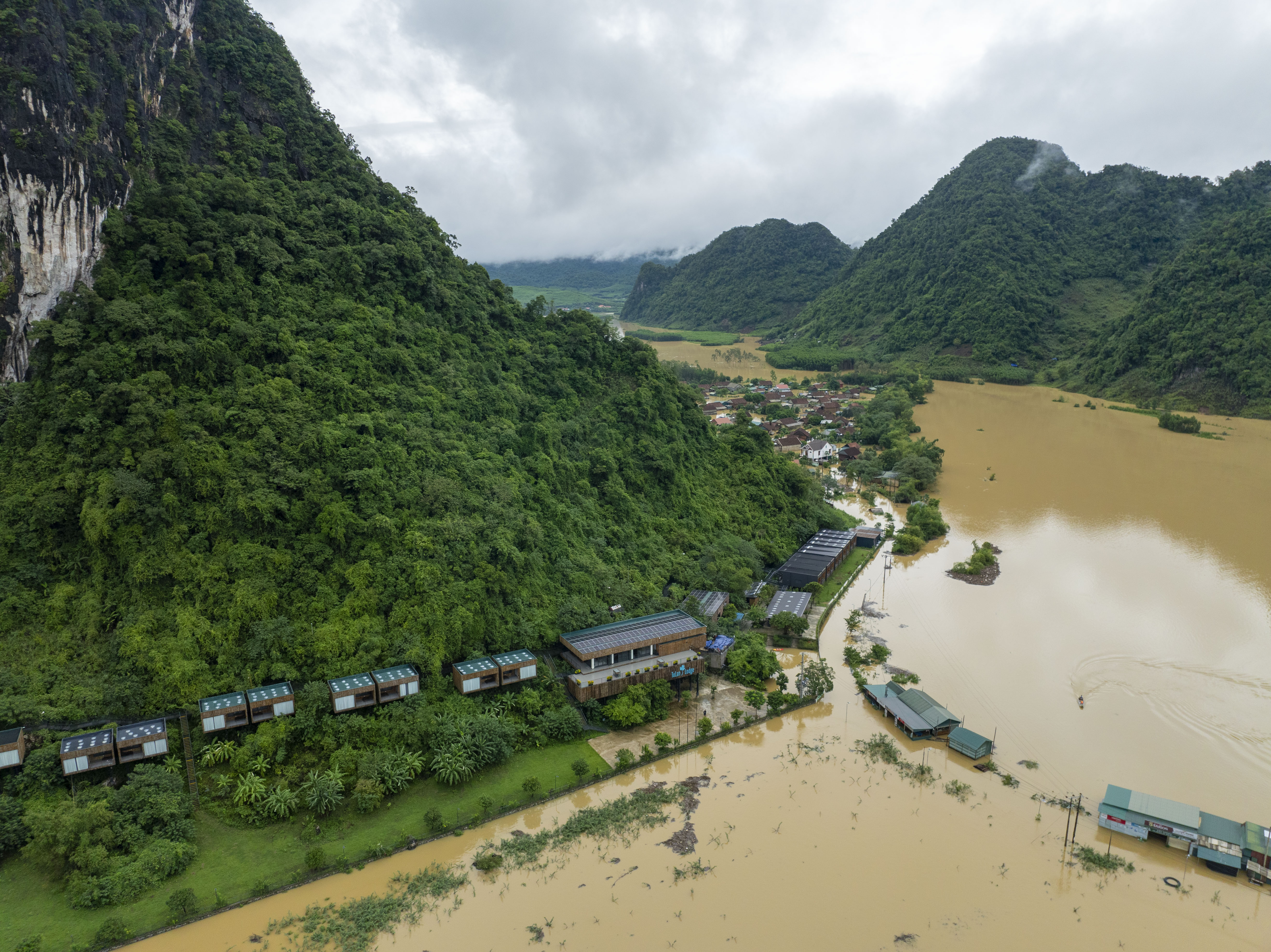 Tu Lan Lodge nhin tu tren cao. O vi tri cao nhat lang Tan Hoa va duoc xay dung tren trien nui, nuoc lut khong the dang den nen noi nay con la dia diem cung cap nuoc sach, sac dien thoai, tru lut khi can thiet cho nguoi dan.