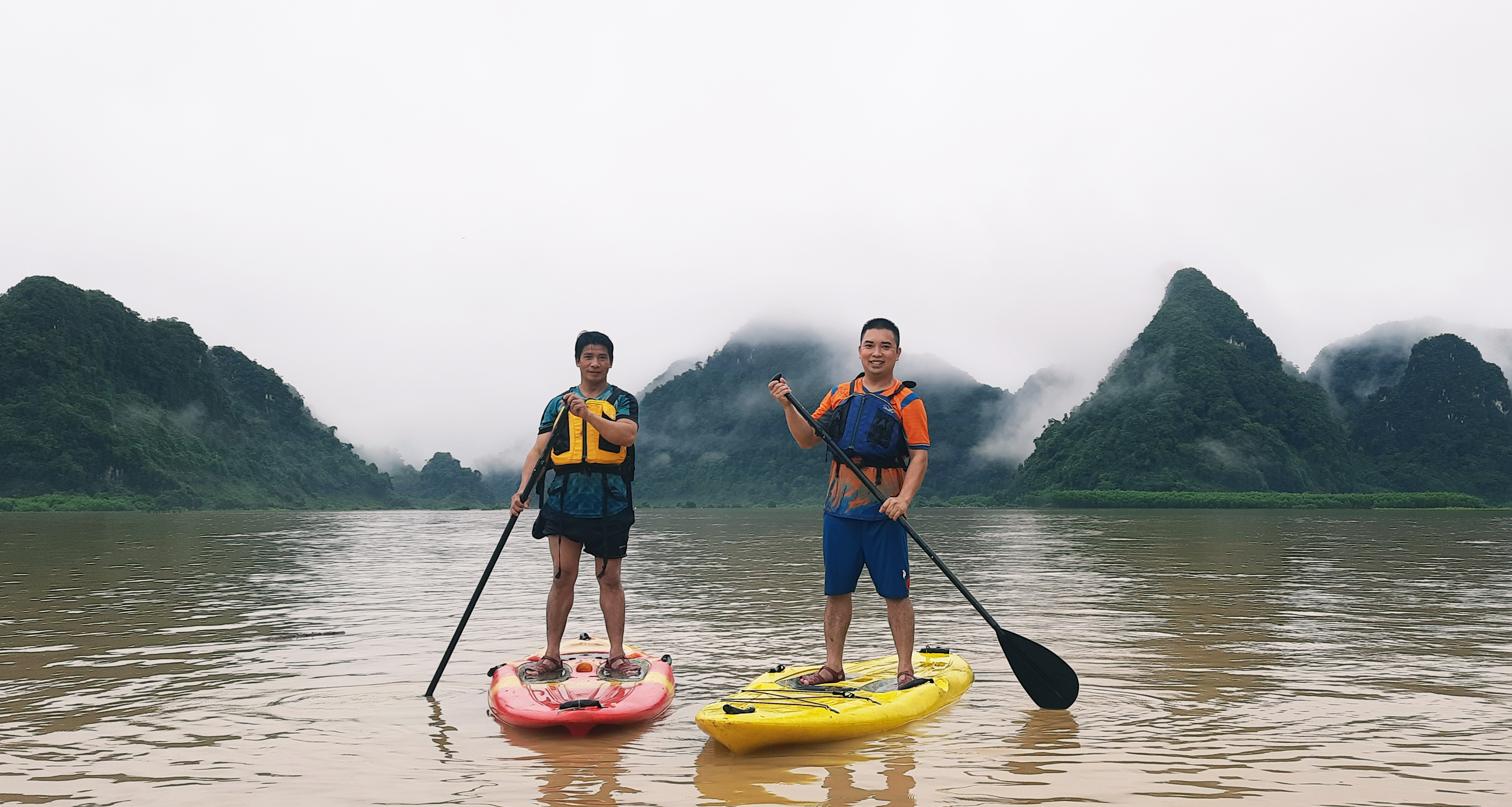 Theo ong Chau A: “Du lich thich ung thoi tiet la ngay ca khi nuoc len thi cac ho cung cap dich vu an tai nha dan van phuc vu. Ho se nau com moi khach tren cac nha phao, thay vi dap xe di an toi nha dan thi nay khach se cheo kayak di an toi. Tan Hoa co 10 can homestay lam tren nha noi va khach co the o vao nhung ngay ngap lut, homestay co he thong nha ve sinh tu hoai treo va van hoat dong binh thuong khi nuoc len. Khach den Tan Hoa di chuyen vao Tu Lan Lodge bang thuyen, sau do di toi nha dan bang Kayak hoac SUP“.