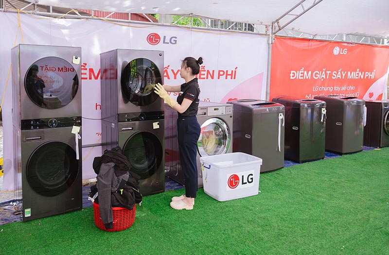 Nhân viên LG hỗ trợ người dân làm sạch quần áo và chăn mền. Ảnh: DN cung cấp