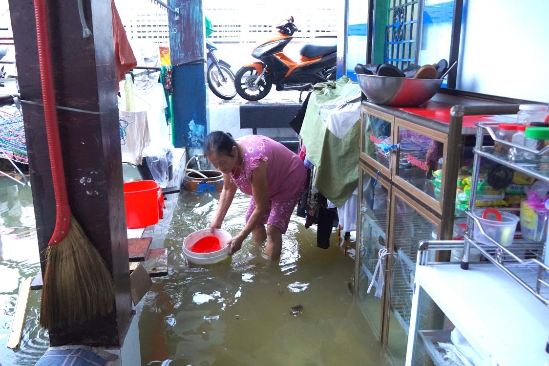 Chia sẻ với Lao Động, nhiều hộ dân sinh sống gần công trình Âu thuyền Cái Khế (quận Ninh Kiều, TP Cần Thơ) cho biết, sau những ngày phải sống chung với cảnh nước ngập trong nhà, hiện sức khỏe của các thành viên trong gia đình đã bị ảnh hưởng, nhất là với người già và trẻ nhỏ.