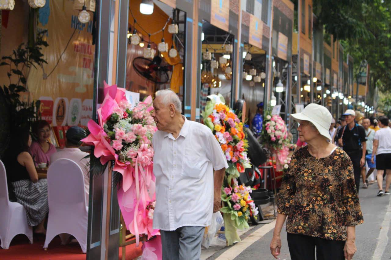 Festival Thu Ha Noi nam 2024 se dien ra den het ngay 22-9 voi nhieu hoat dong dac sac khac, hua hen dem lai trai nghiem mua thu Ha Noi tron ven cho nguoi dan va du khach Thu do: chuong trinh nghe thuat “Thu hoan ca”; hoat dong trai nghiem “Ha Noi - nhip song thanh xuan”; hoat dong trai nghiem quang dien am thuc hap dan… 