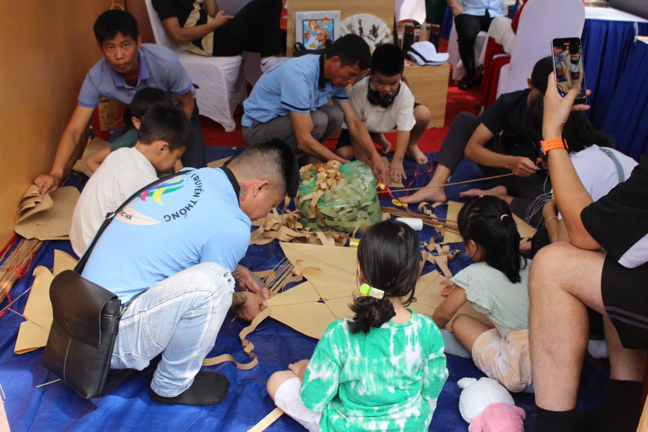 Cac nghe nhan, tho gioi cua lang Ba Duong Noi huong dan cac em nho tu tay lam ra nhung chiec dieu giay xinh xan, dep mat. 