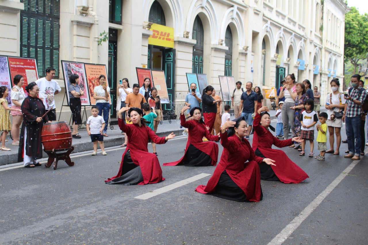 Trong thoi tiet mat me, de chiu, nguoi dan va du khach Thu do ho hoi trai nghiem cac hoat dong thu vi, doc dao cua Festival Thu Ha Noi 2024. Su kien nam nay co su tham gia khoang 150 gian hang gioi thieu san pham du lich cua cac don vi lu hanh, san pham qua tang den tu cac lang nghe truyen thong cua Ha Noi.