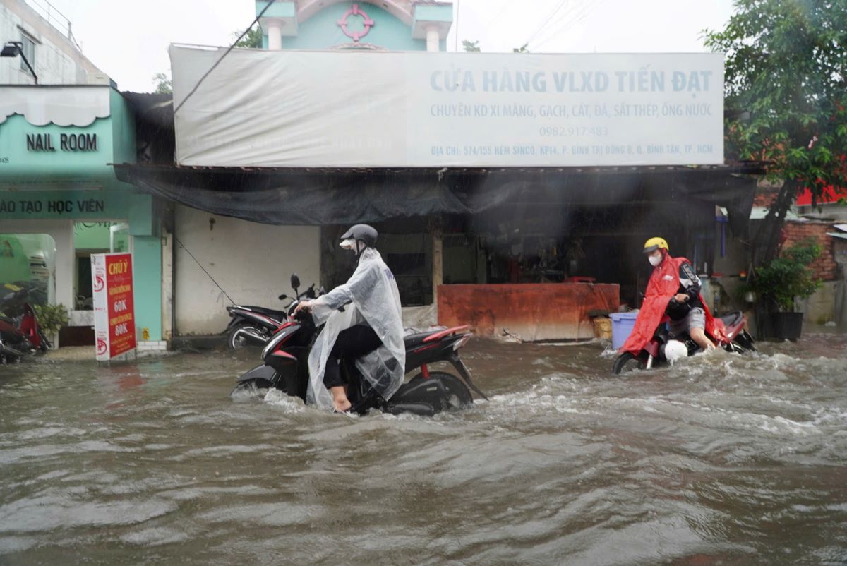 Ghi nhan cua Lao Dong, tai duong Sinco (phuong Binh Tri Dong B), mat duong bi ngap sau tu khoang 30 den 60cm.