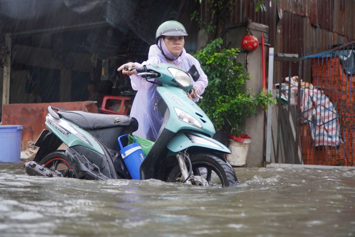 Nhieu phuong tien bi chet may. De dam bao an toan nhieu nguoi dan da xuong dat bo xe qua doan duong ngap sau.