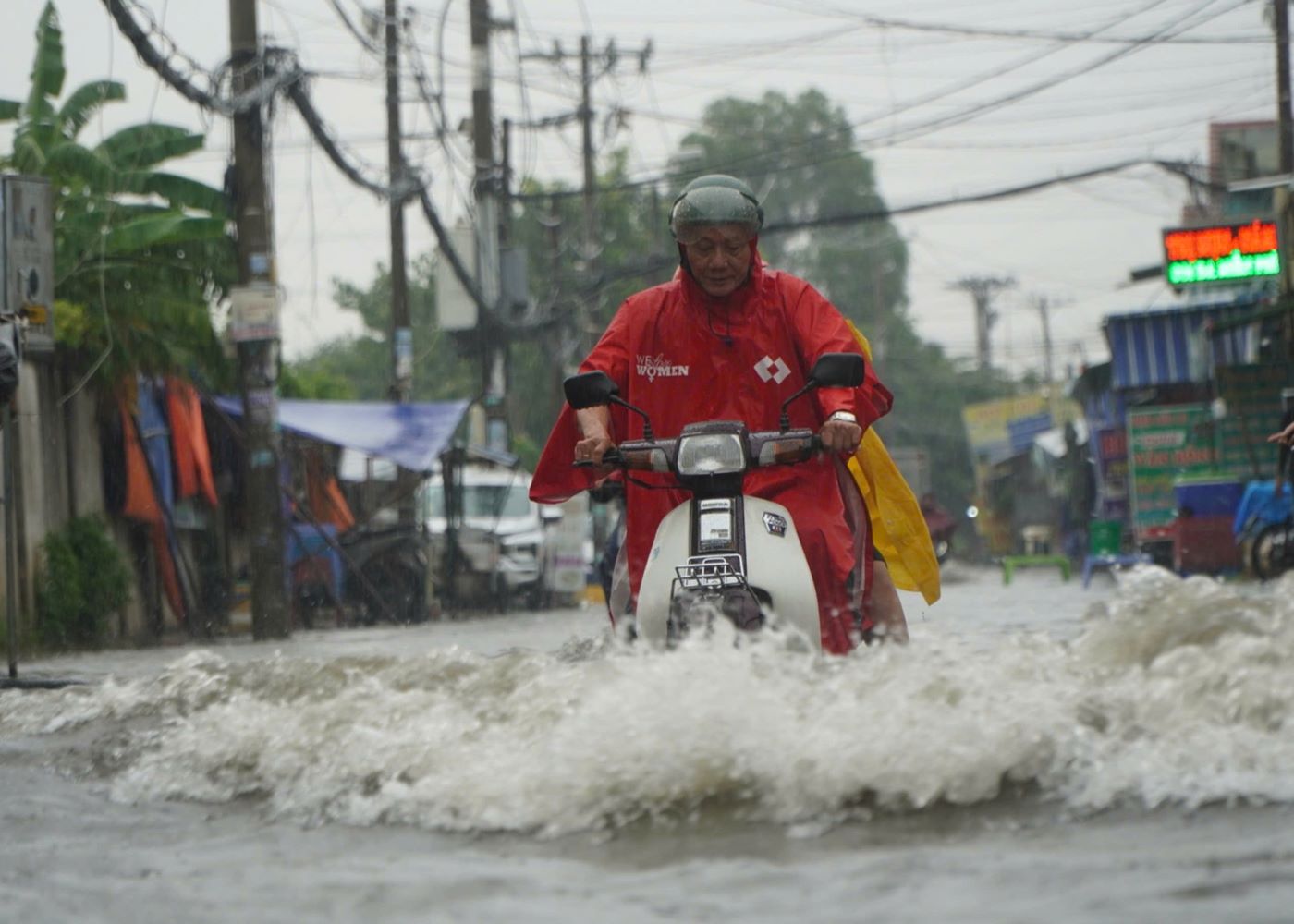 Nuoc ngap sau den nua banh xe, viec di lai cua nguoi dan qua duong nay gap nhieu kho khan.