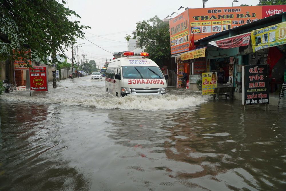 Trua 21.9, nhieu khu vuc o TPHCM bat ngo xuat hien mua lon keo dai khien nhieu tuyen duong bi ngap sau, viec di lai cua nguoi dan gap kho khan. 