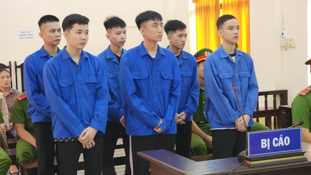 Nhóm thanh thiếu niên đã dùng gạch ống gây thương tích cho em P. Ảnh: Văn Vũ