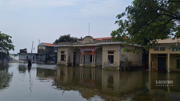 Xóm Bến Vôi, huyện Quốc Oai vẫn đang bị cô lập bởi nước lũ. Ảnh: Đền Phú