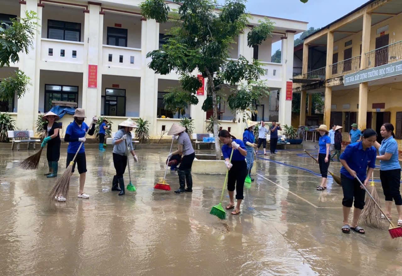Hàng trăm đoàn viên thanh niên tình nguyện tham gia hỗ trợ người dân vùng lũ tại huyện Nho Quan (Ninh Bình) khắc phục hậu quả sau lũ. Ảnh: Nguyễn Trường