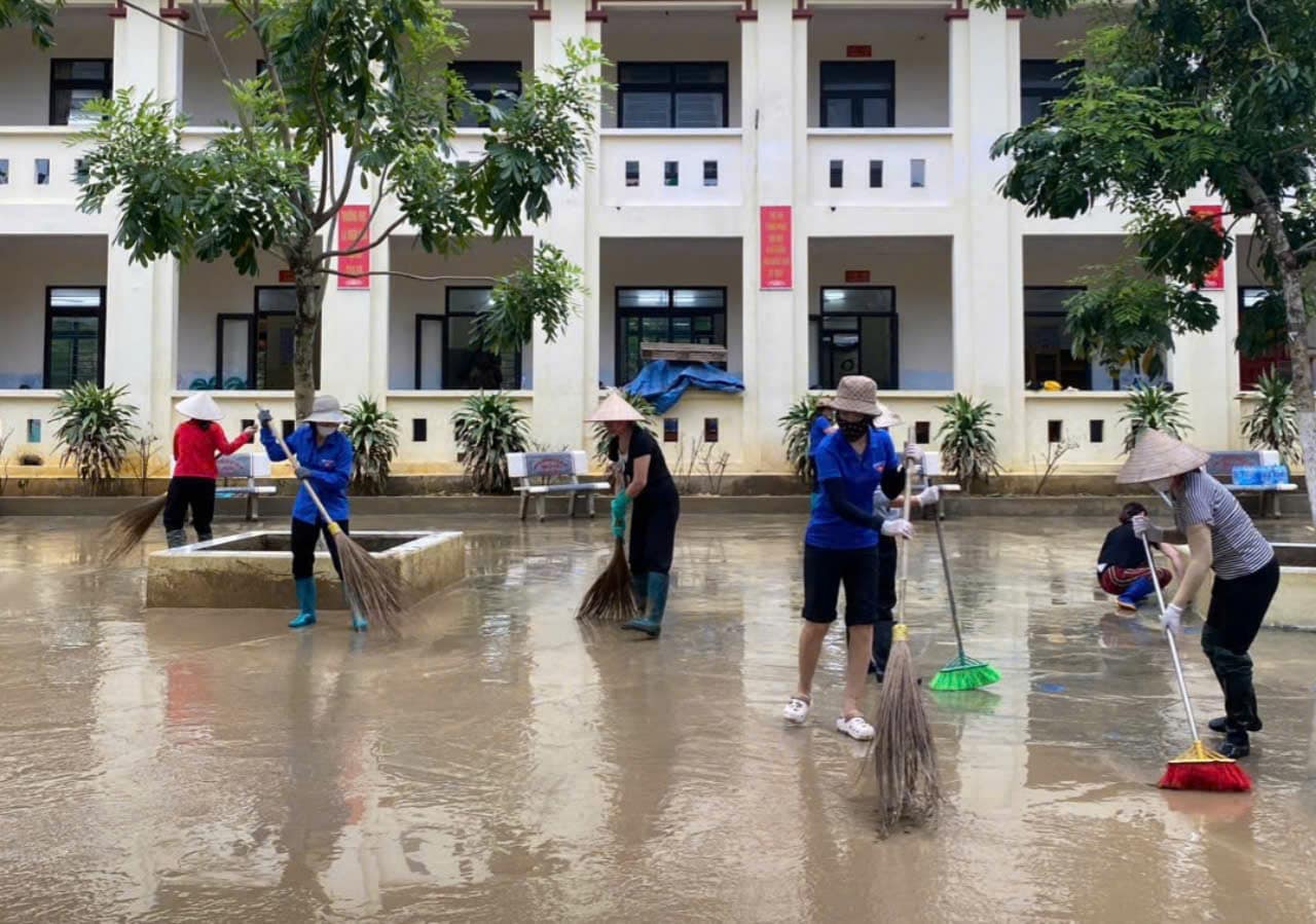 Ong Trinh Nhu Lam - Bi thu Tinh doan Ninh Binh cho biet, Nham ho tro nguoi dan mien Bac khac phuc hau qua sau bao, lu, gan 100 doan vien thanh nien tinh Nghe An da tinh nguyen den Hai Phong trien khai viec don dep khu vuc cong cong, benh vien, truong hoc, don ve sinh duong pho... giup nguoi dan dia ban khac phuc hau qua cua con bao so 3.  Cac doan vien thanh nien da den cac tru so truong hoc tren dia ban thanh pho de don dep mai ton bi gio bao thoi bay. O khu vuc cong cong, cong vien, duong pho, cac doan vien thanh nien cat canh cay, don dep; su dung xe day, cuoc, xeng giai phong luong bun dat dong lai tren duong pho, nha dan; chuyen nhung bao tai rac, dat da lon ra khoi hien truong.