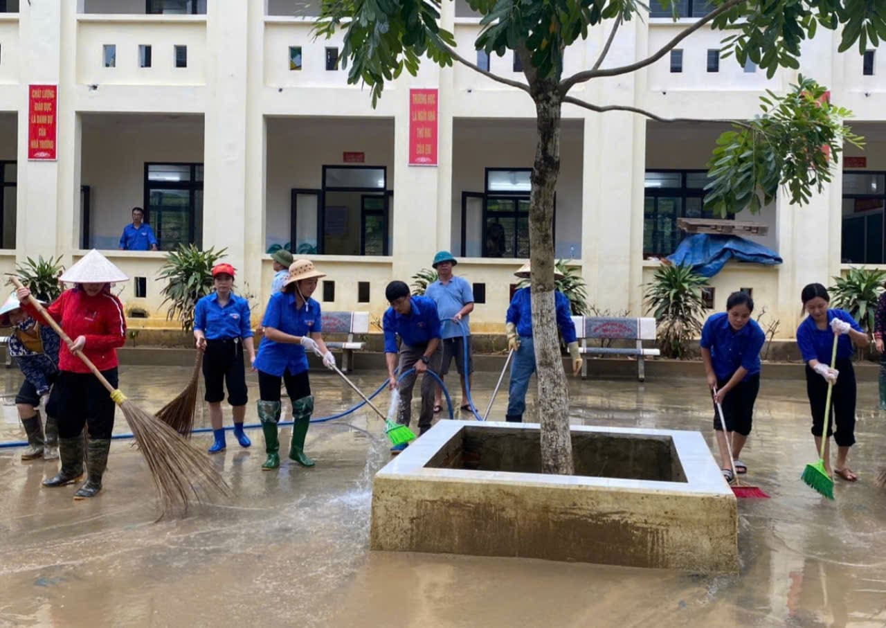 Anh huong cua bao so 3 (bao Yagi) da khien hang nghin nha dan, truong hoc, tram y te, nha van hoa, cong trinh cong cong... tai 2 huyen Nho Quan  va Gia Vien (Ninh Binh) bi ngap sau trong nuoc. Anh: Nguyen Truong