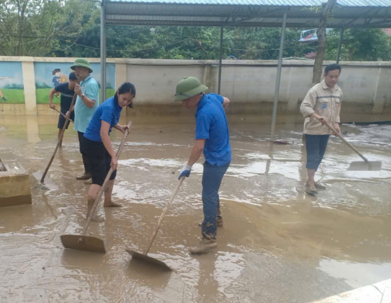 Doan vien thanh nien tham gia ho tro don dep ve sinh tai diem truong tieu hoc Gia Thinh B (huyen Gia Vien) vao sang ngay 20.9. Anh: Nguyen Truong