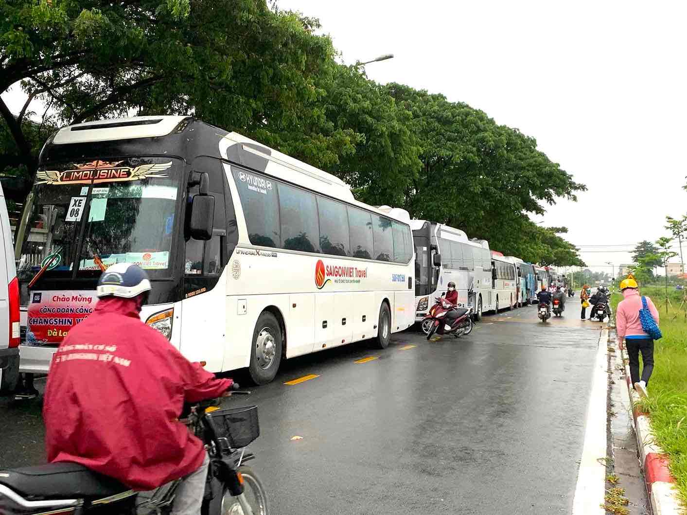 Đoàn xe đưa công nhân đi du lịch Đà Lạt. Ảnh: Công đoàn cơ sở Công ty TNHH Chang Shin Việt Nam