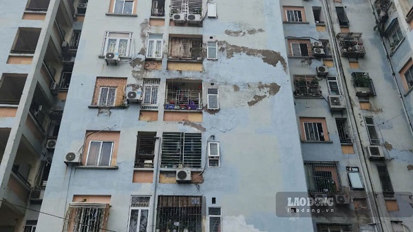 Nhà tái định cư A6 Nam Trung Yên xuống cấp nghiêm trọng. Ảnh: Minh Hạnh