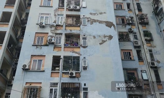 Nhà tái định cư A6 Nam Trung Yên xuống cấp nghiêm trọng. Ảnh: Minh Hạnh