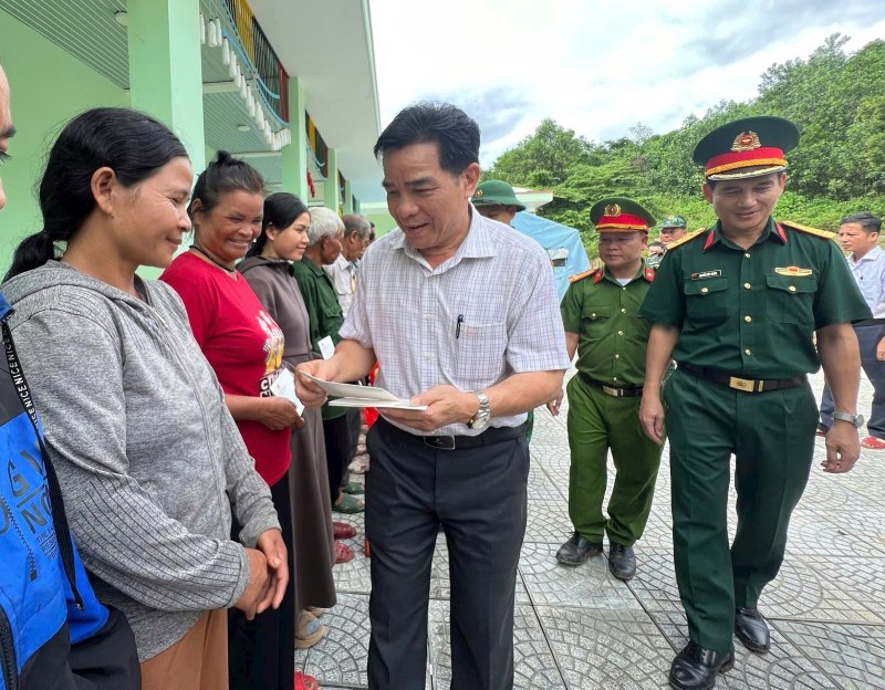 Lãnh đạo Quảng Nam thăm hỏi, tặng quà động viên người dân thôn 56B cố gắng vượt qua khó khăn, tuyệt đối không quay trở lại làng cũ trong thời điểm này. Ảnh Việt Quang