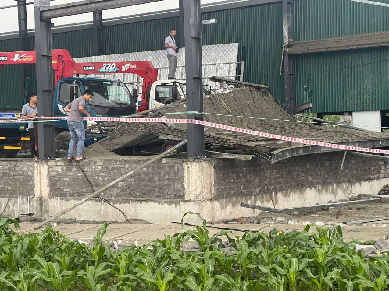 Hiện trường vụ sập giàn giáo khiến 2 công nhân tử vong. Ảnh: Nguyễn Trường