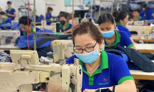Người lao động có quyền đơn phương chấm dứt hợp đồng lao động nhưng phải báo trước cho người sử dụng lao động ít nhất 45 ngày nếu làm việc theo hợp đồng lao động không xác định thời hạn. Ảnh: Nam Dương