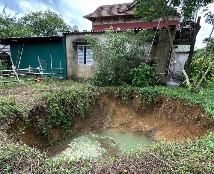 Hố sụt thứ nhất cách nhà ông Hiền khoảng 1,5m. Ảnh: N. Hồ