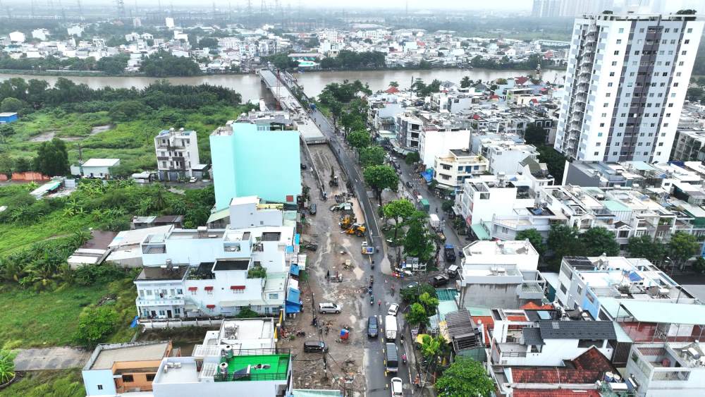 Khi hoan thanh, cau Phuoc Long se giup giam tai cho cau Phu Xuan 2 tren duong Huynh Tan Phat, dong thoi giai quyet tinh trang un tac giao thong tai mot trong bon diem nong cua khu vuc Quan 7 va huyen Nha Be. Anh: Anh Tu