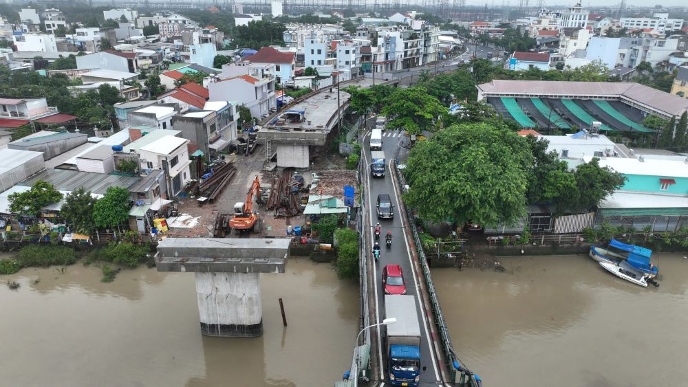 Nhieu loai phuong tien noi duoi di chuyen qua cau de qua Quan 7 va huong trung tam TPHCM. Anh: Anh Tu