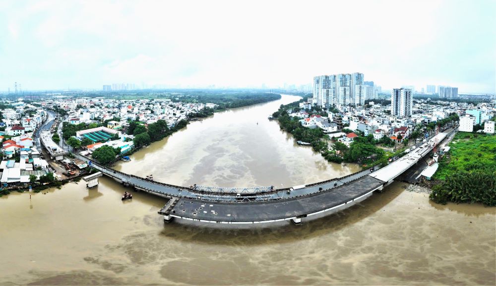 Voi mat bang da hoan tat, tien do xay dung cau duoc day manh. Hien tai, 10/10 mo tru cau Phuoc Long da hoan thanh, trong khi 7/9 nhip cau da duoc lap dam. Cac nha thau dang tiep tuc thi cong phan ban mat cau. Anh: Anh Tu