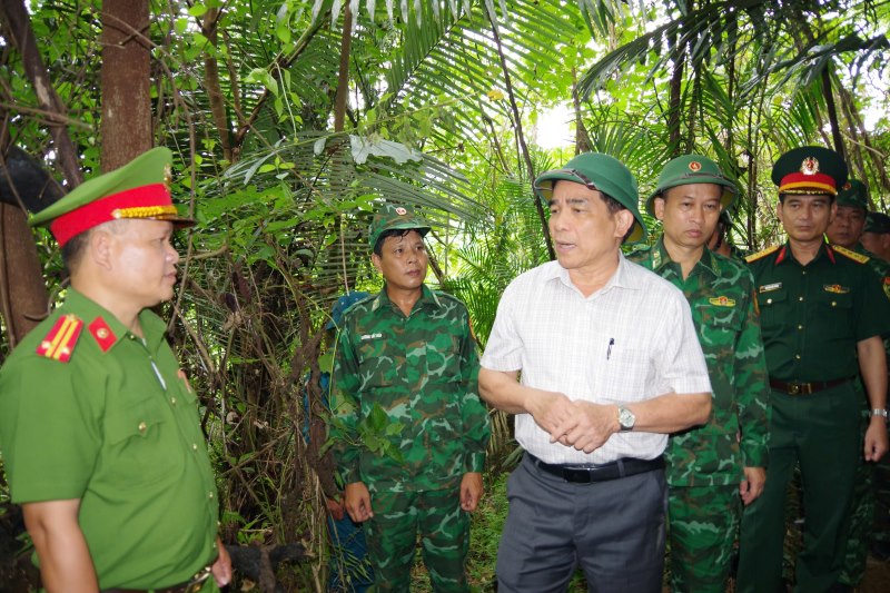 Lãnh đạo Quảng Nam chỉ đạo xây nhà mới trước Tết, cho các hộ dân sơ tán khẩn cấp do nứt núi ở Nam Giang. Ảnh Tuấn Anh