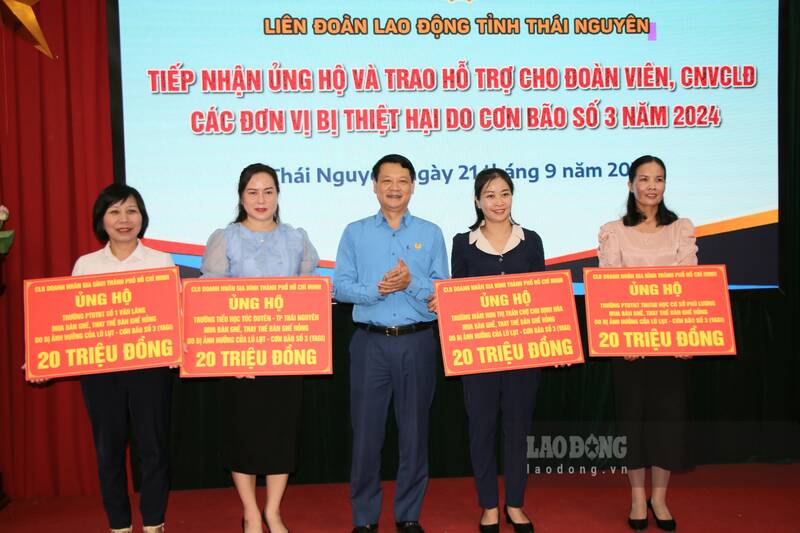 Trao ho tro 4 truong hoc bi thiet hai do mua lu. Anh: Lam Thanh