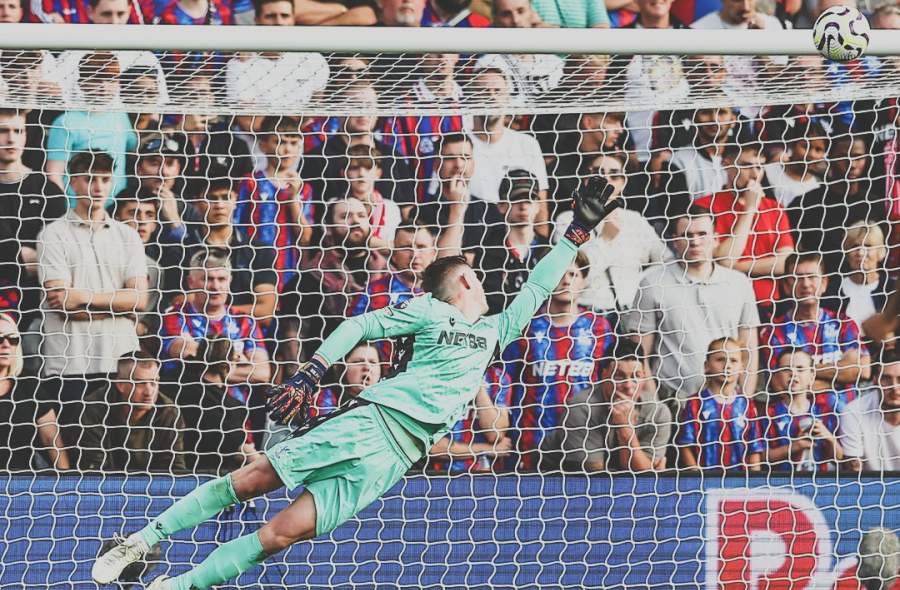Dean Henderson khiến các chân sút Man United nản lòng. Ảnh: Crystal Palace