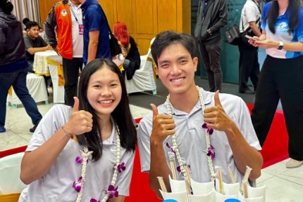 Bích Tuyền chụp ảnh kỉ niệm cùng ngoại binh Warisara. Ảnh: FBNV